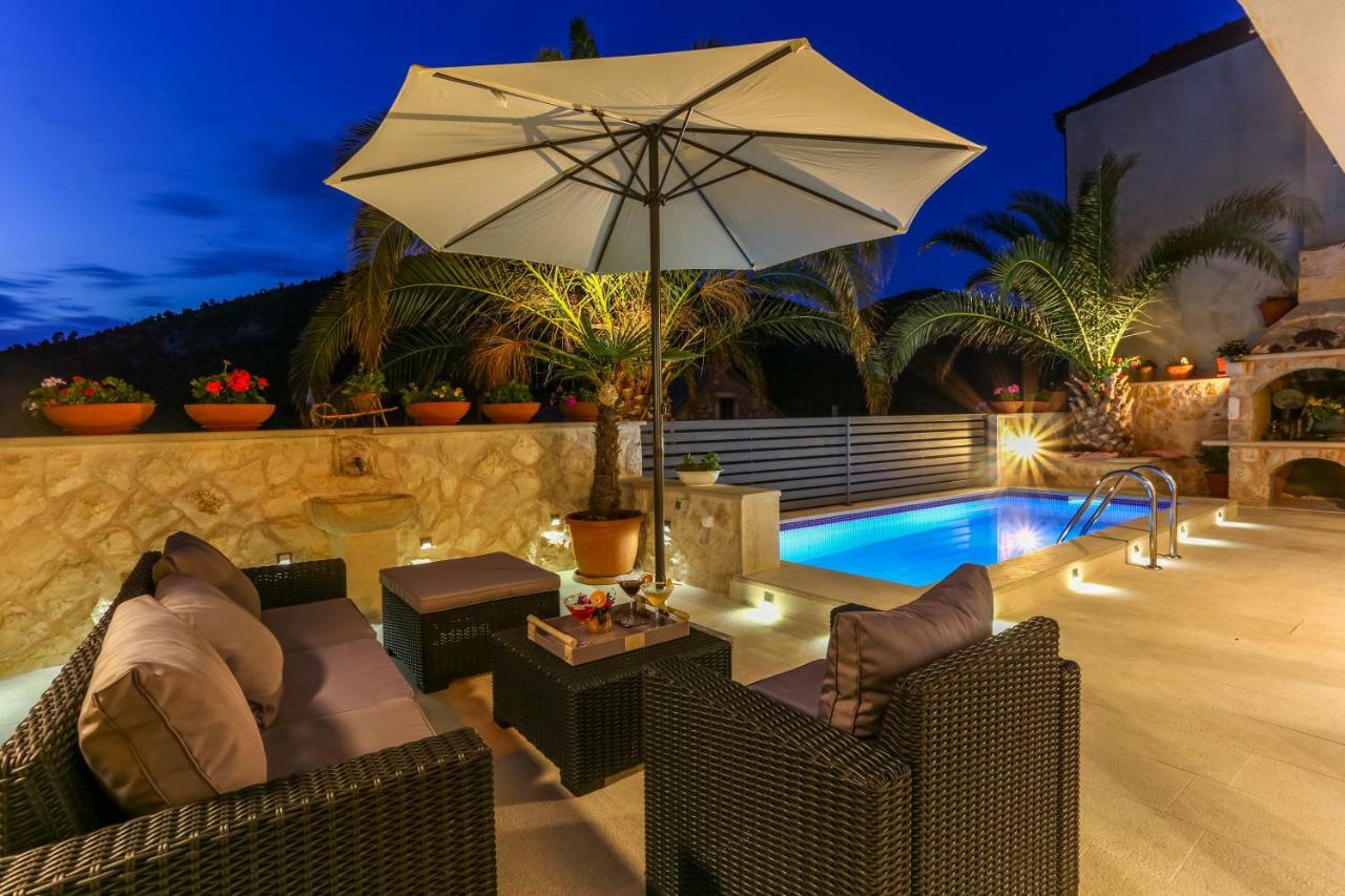 Villa Capitis In The Center ฮวาร์ ภายนอก รูปภาพ